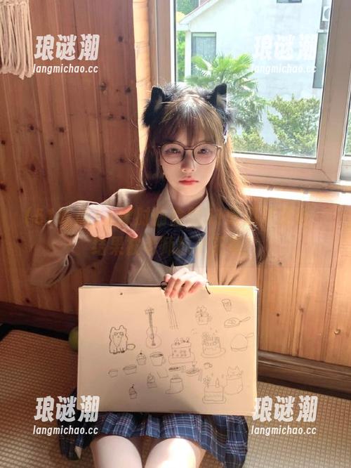 51吃瓜 上课时偷偷刷51吃瓜苹果版,结果被老师抓个正着!