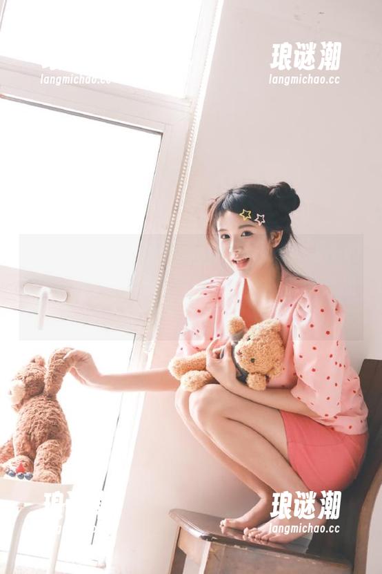 “hlw.bet”app里居然有裙子的投票，你觉得该穿哪一件？一场时尚之战开始了……