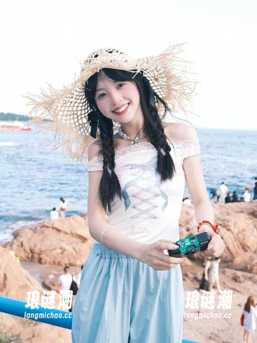 我要吃瓜 更新了!有人在“我要吃瓜”里对着镜头自信地摆pose,我的天呐,这气场扎心了。